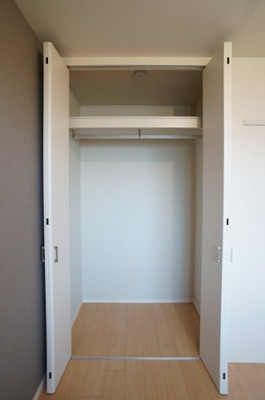 【収納】 | カーサ　ビアンカ | 洋室内のクローゼットです。奥行きがあり便利です