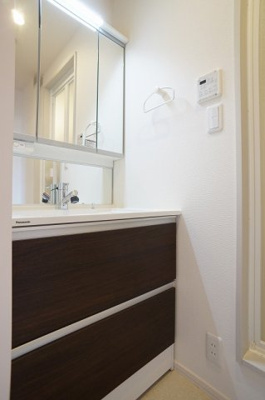 【洗面所】 | カーサ　ビアンカ | 独立洗面所内の三面鏡付き洗髪洗面化粧台と洗濯機置場です