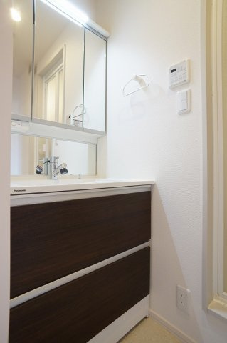 【洗面所】 | カーサ　ビアンカ | 独立洗面所内の三面鏡付き洗髪洗面化粧台と洗濯機置場です