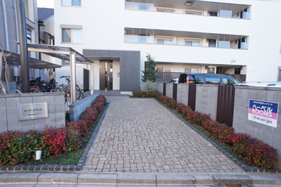 【設備】 | カーサ　ビアンカ | 建物エントランスに繋がるアプローチです。