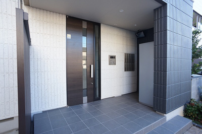 【エントランス】 | カーサ　ビアンカ | オートロック、宅配ボックス、防犯モニターの設置されたエントランスです