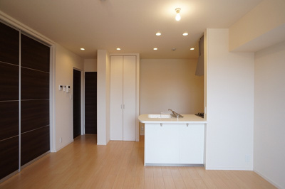 【居間・リビング】 | カーサ　ビアンカ | ベランダ側からの室内観です