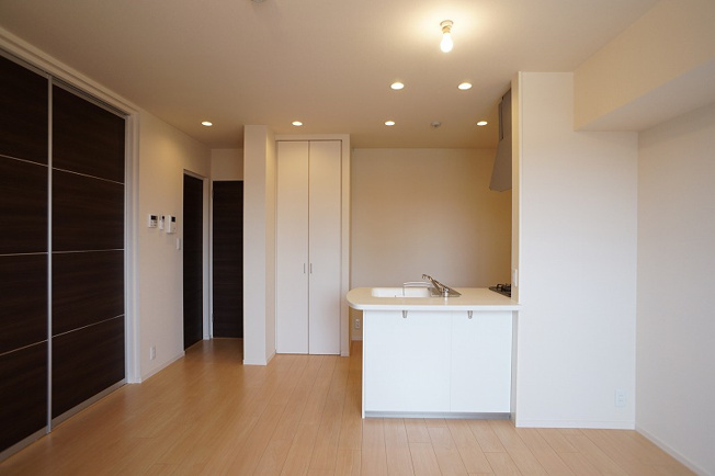 【居間・リビング】 | カーサ　ビアンカ | ベランダ側からの室内観です