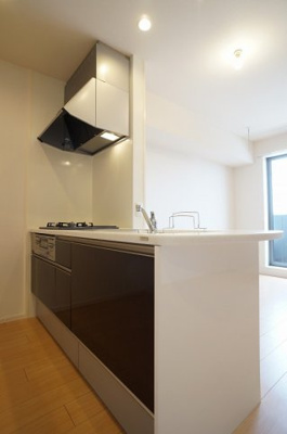 【キッチン】 | カーサ　ビアンカ | セミオープンのシステムキッチンです。オールスライディング収納です