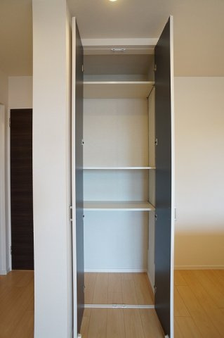 【収納】 | カーサ　ビアンカ | キッチン横の収納です。食品・防災グッズの保管に役立ちます