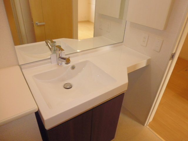 ヴィラ・ジュラクＢの独立洗面台|洗髪洗面化粧台