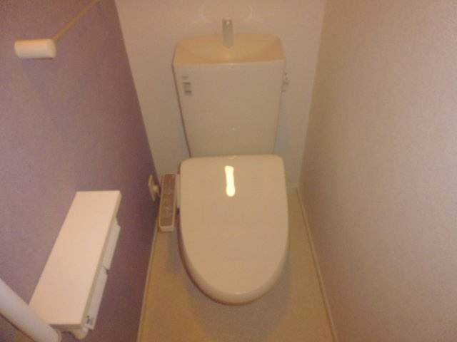 ヴィラ・ジュラクＢのトイレ|温水洗浄便座