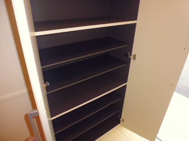 ヴィラ・ジュラクＢの玄関|シューズボックス