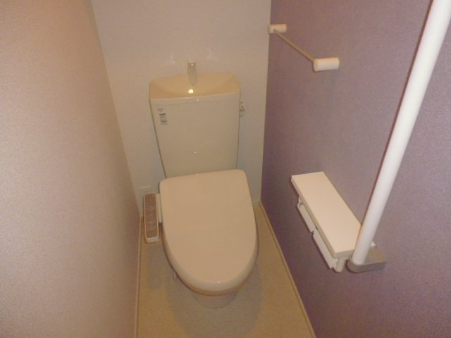 ヴィラ・ジュラクＢのトイレ|温水洗浄便座