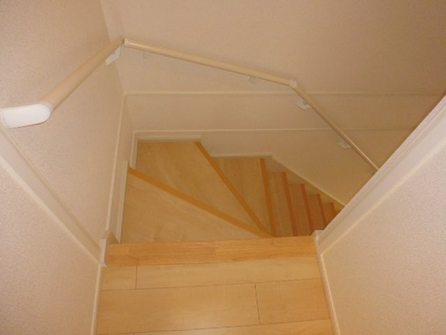 ヴィラ・ジュラクＢの内装|階段