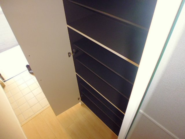 ヴィラ・ジュラクＢの玄関|シューズボックス