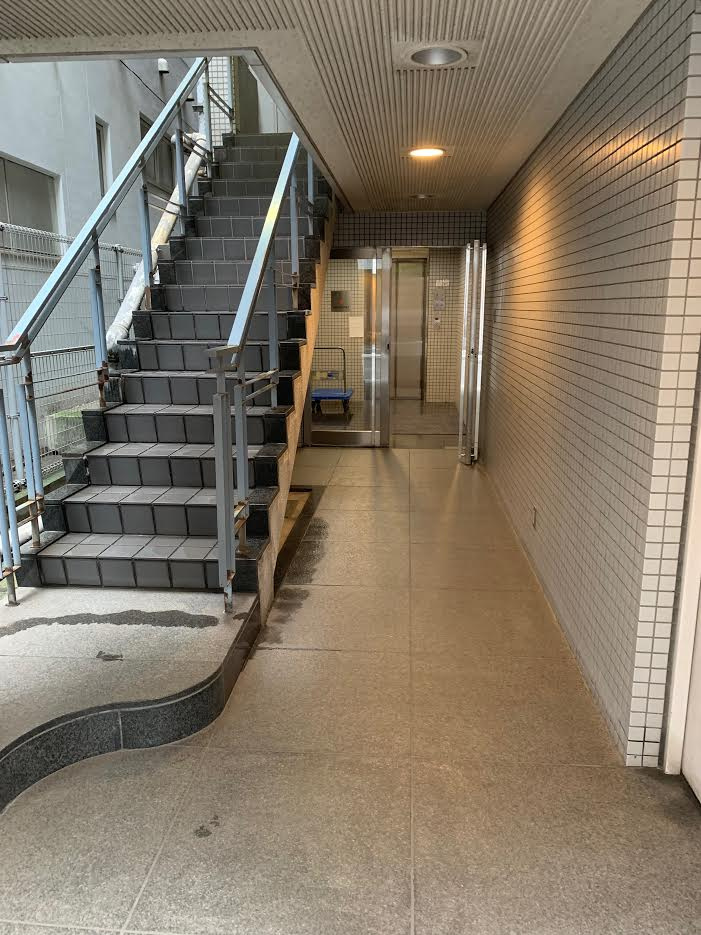 第二坂本ビルのエントランス