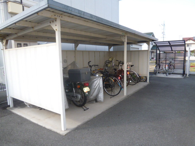 総社市小寺のアパートのその他共用部分|自転車置き場