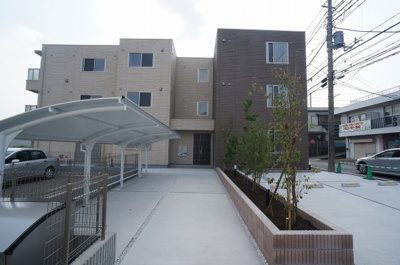 【エントランス】 | Excelente S【SHM】 | 屋根付きの駐輪場で雨が降っても大切な自転車が濡れなくてすみますね♪荷物が重いときに自転車があれば助かりますね！