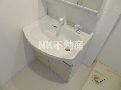 【洗面所】 | セレニティ松原（吉田賃貸） | ゆったりとスペースのある洗面所