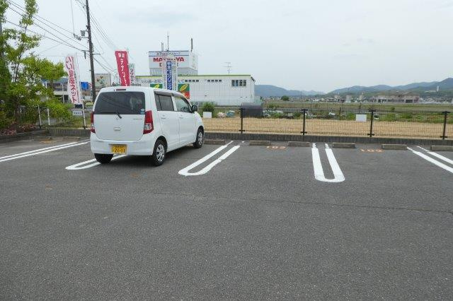 倉敷市真備町川辺の店舗事務所の駐車場