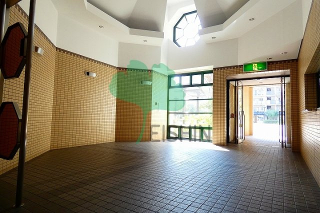 のむら貝塚ガーデンシティ7番館のエントランス|高さのあるエントランスで開放的です。清掃も行き届いており清潔感があります！