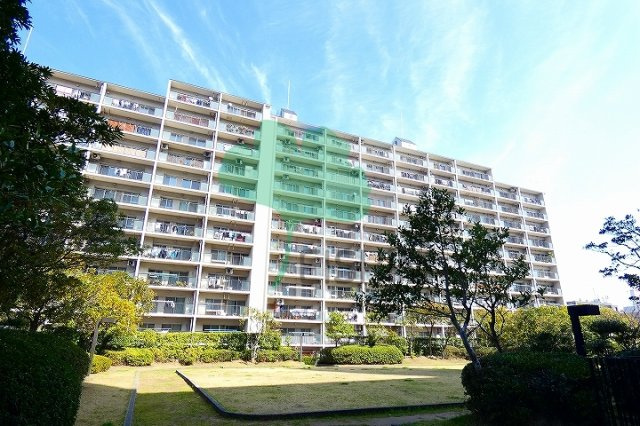 のむら貝塚ガーデンシティ7番館の外観|建物周辺には緑もありお子様とご一緒に散歩もできます！