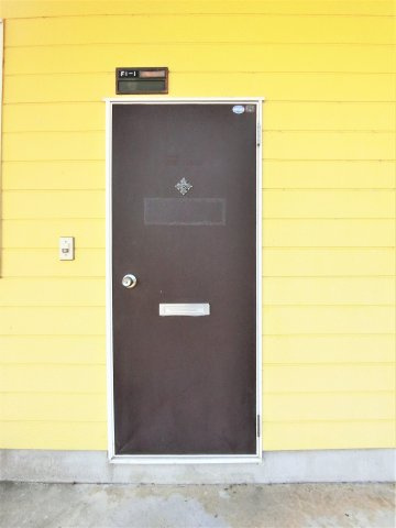 パープルコートの玄関