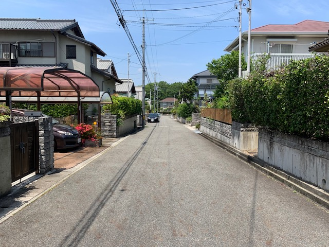 三田市富士が丘４丁目　中古戸建の前面道路含む現地写真