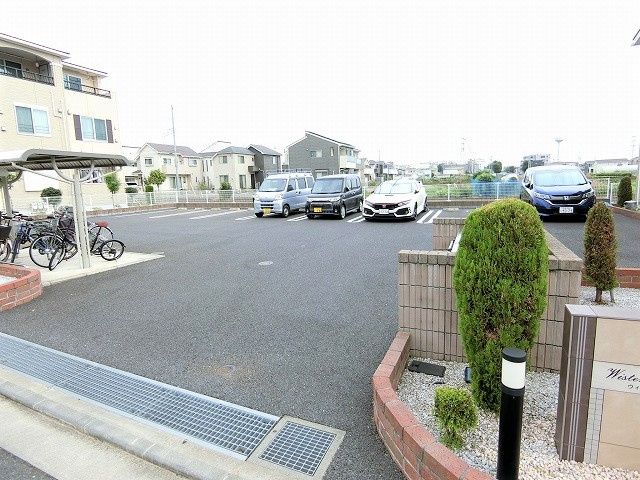 ウィステリアタウンⅧの駐車場