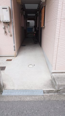 パールハウス千本南のエントランス