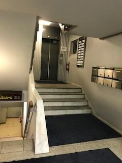 三善ビルのエントランス