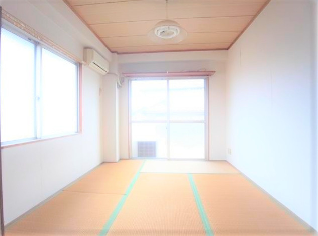 コーポ近藤の寝室|明るい和室です