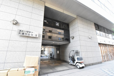 【エントランス】 | ストークタワー大通り公園・Ⅲ | ブルーライン「伊勢佐木長者町」駅徒歩3分・「阪東橋」駅徒歩7分
京急本線「日ノ出町」駅徒歩9分、JR京浜東北線・根岸線「関内」駅徒歩10分。