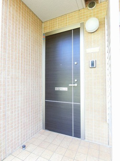 【その他共用部分】 | あると嬉しい玄関ポーチつき☆雨の日も濡れずに傘がさせますね♪玄関扉は防犯性の高いダブルロックキーになっています◎