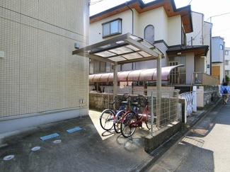 【その他共用部分】 | 屋根付きの駐輪場で雨が降っても大切な自転車が濡れなくてすみますね♪荷物が重いときに自転車があれば助かりますね！