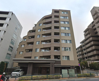 【外観】 | 建物の揺れを軽減する免震構造を採用。
三方角部屋につき陽当たり・通風良好です。
