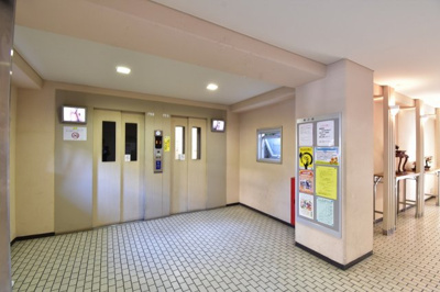 【その他共用部分】 | 西糀谷サンハイツ | お買い物時やベビーカーの出し入れに便利なエレベーター付
混雑時にも便利なエレベーター2基付です。