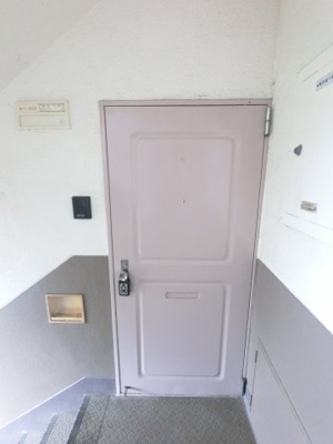 【その他共用部分】 | 笹下台団地8-1号棟 | 外側から見た玄関ドアです。

