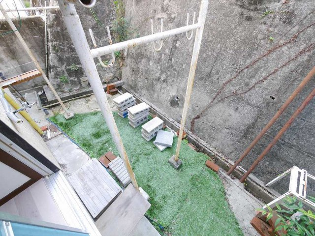 西朝霧丘貸家の庭