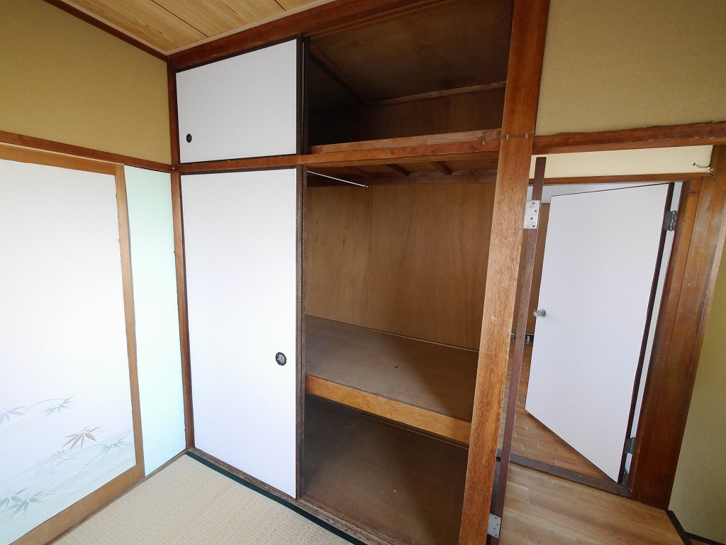 西朝霧丘貸家の収納
