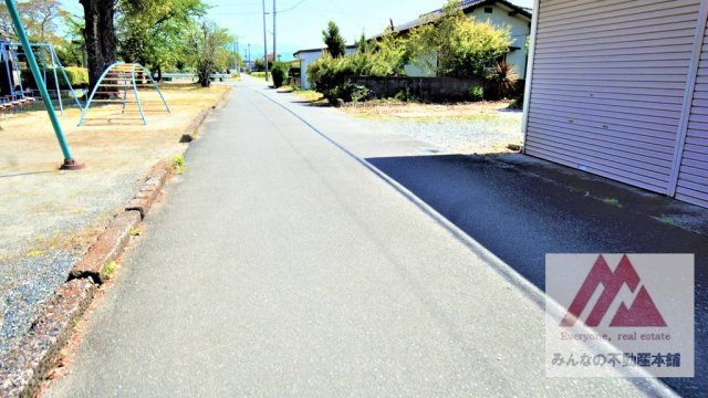 朝倉市中原の中古一戸建の前面道路含む現地写真|戸建ての前は広場になっており、子供さんが十分に走り回れる広さです。