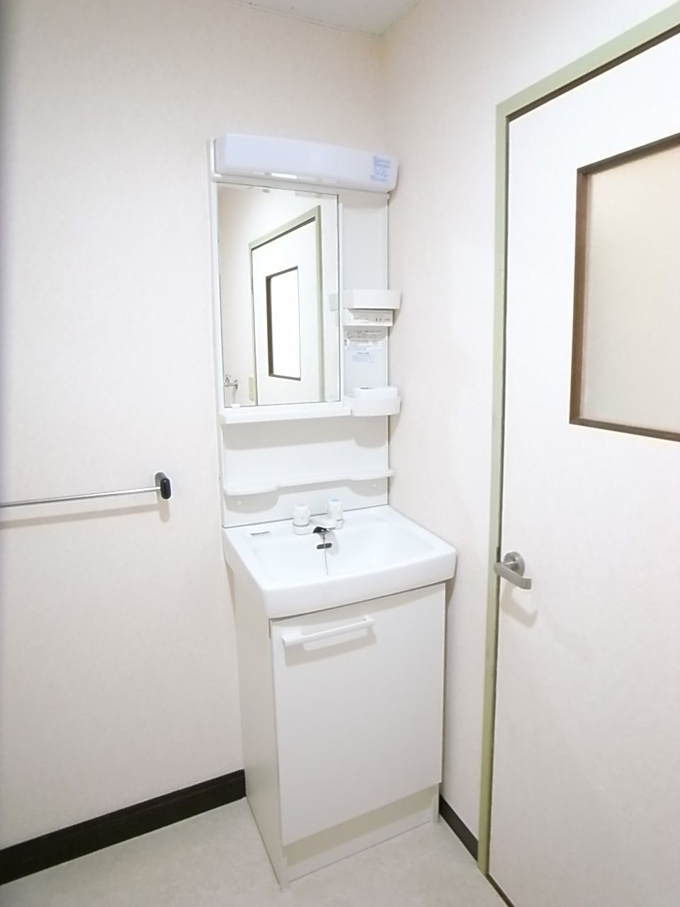 ライフガーデン【10,000円キャッシュバック対象物件】の独立洗面台|おしゃれな外観です
