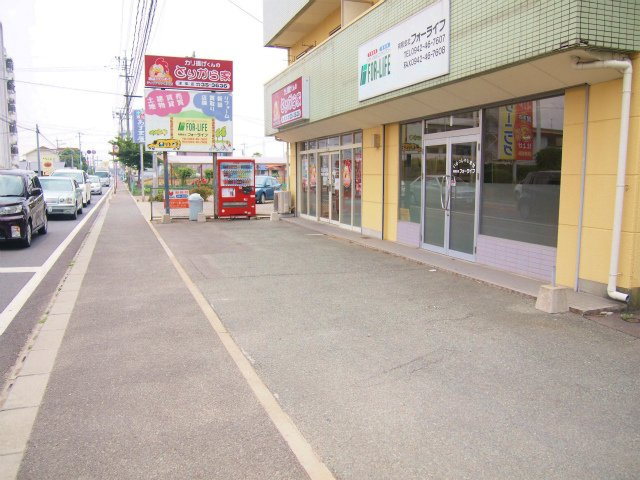 ライフガーデン【10,000円キャッシュバック対象物件】の駐車場|おしゃれな外観です