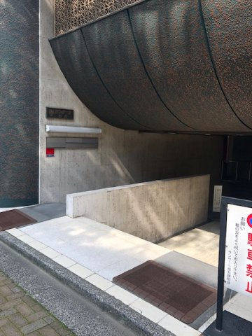 サンサーラ御苑のエントランス