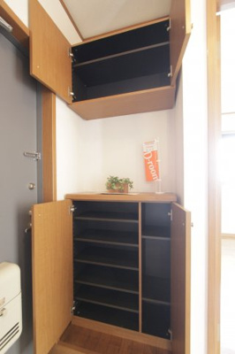 【玄関】 | パセオアゼリオＢ | 収納もある玄関です