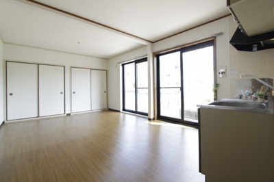 【居間・リビング】 | パセオアゼリオＢ | ゆったりとしたリビングです