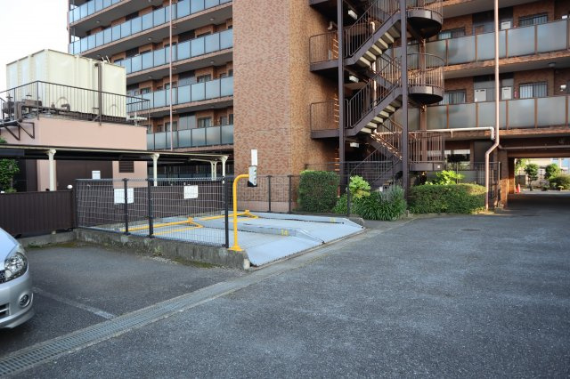 ライオンズマンション津田沼前原　１階部分のその他共用部分|駐車場　空あり　月額１０，０００円～１１，０００円の使用料がかかります。