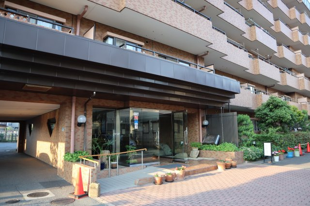 ライオンズマンション津田沼前原　１階部分のエントランス