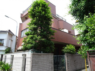 【外観】 | 藤ハイツ　鶯谷駅から徒歩5分・入谷駅から徒歩7分の好立地。閑静な住宅街で静かな環境。３階建ての赤い外壁タイル張りの建物です。全室角部屋で窓が多く、明るく通風良好なお部屋です。