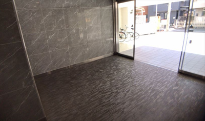 【エントランス】 | ライオンズマンション八王子 | マンションのエントランスには、もともと風よけや防犯の役割がありますが、マンションによって宅配ボックスなどの設備が備わっている所もあります。日々の生活をイメージしながら生活しやすさをチェックしましょう。