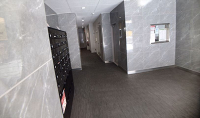 【ロビー】 | ライオンズマンション八王子 | ラウンジは、マンションの共用スペースに椅子やテーブルなどを配置した利用者が寛げる空間です。屋内型ラウンジと屋外型ラウンジがあります。共用部分の管理状況と合わせて、詳細については現地でご確認ください。
