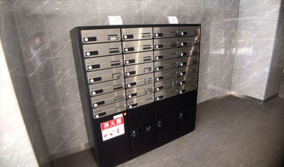 【設備】 | ライオンズマンション八王子 | エントランス付近に設置されている集合ポストは、住んでいる部屋と離れているため、ポストをあさるなど誰かに何かされていても被害に気づきにくいです。入居する時には他人に特定されにくい番号で鍵をかけましょう！