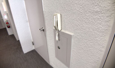 【ロビー】 | ライオンズマンション八王子 | ロビーというと、エントランスと何がちがうの？と思いますよね。実はロビーとエントランスには明確な決まりはありません。物件によっては、エントランスを入って広がるある程度の広さのある空間がロビーとなります。