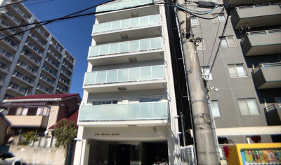 【外観】 | ライオンズマンション八王子 | 外観はマンション管理がされているかの目安になります。築年数が古いと、壁面は劣化してひび割れが生じることも！建物が古びていても細かいところが修繕されていると、きちんと管理されているなぁと感じるでしょう。